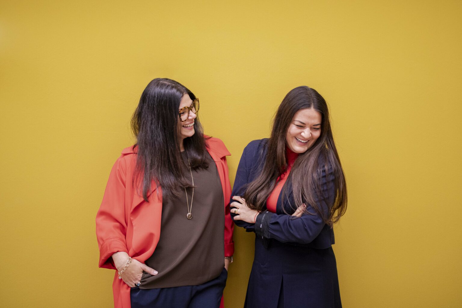 Verena und Patricia Eugster vor einer gelben Wand bei w3 create